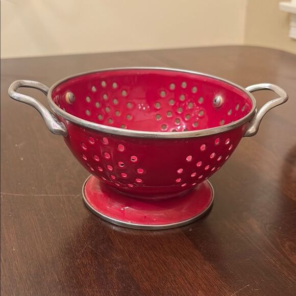 Small Red Metal Colander with Handles - Picture 1 of 6